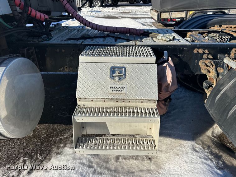 image for item FK1574 2016 Mack CXU613 semi truck