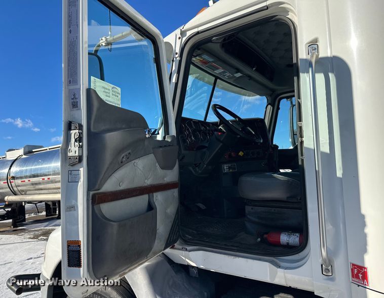 image for item FK1574 2016 Mack CXU613 semi truck