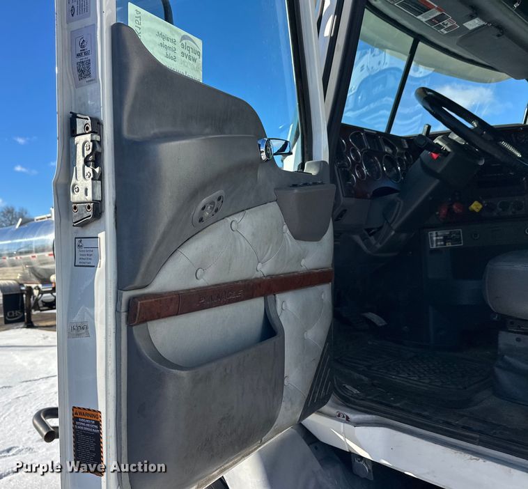 image for item FK1574 2016 Mack CXU613 semi truck