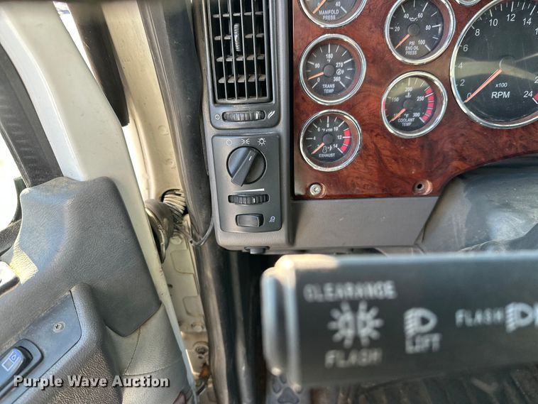 image for item FK1574 2016 Mack CXU613 semi truck