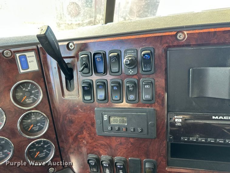 image for item FK1574 2016 Mack CXU613 semi truck