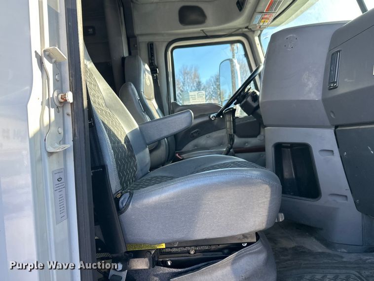 image for item FK1574 2016 Mack CXU613 semi truck