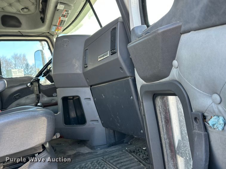 image for item FK1574 2016 Mack CXU613 semi truck