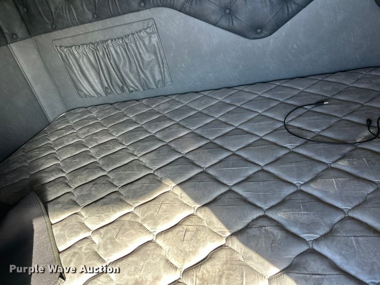 image for item FK1574 2016 Mack CXU613 semi truck