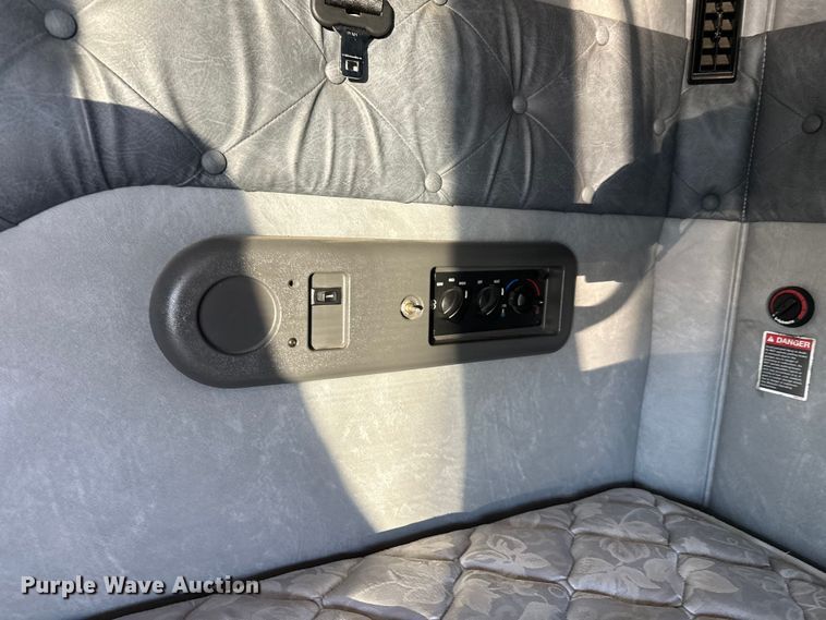 image for item FK1574 2016 Mack CXU613 semi truck