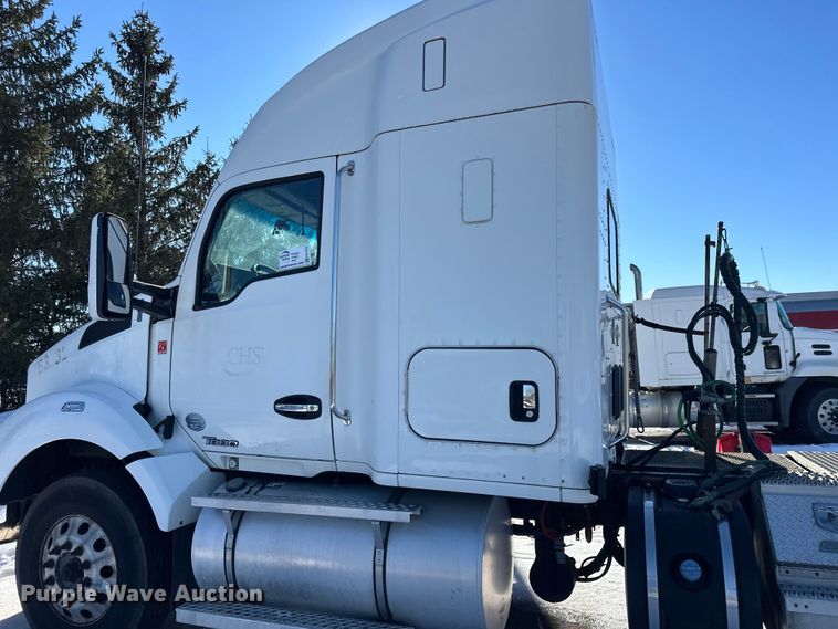 image for item FK1576 2016 Kenworth T880 semi truck
