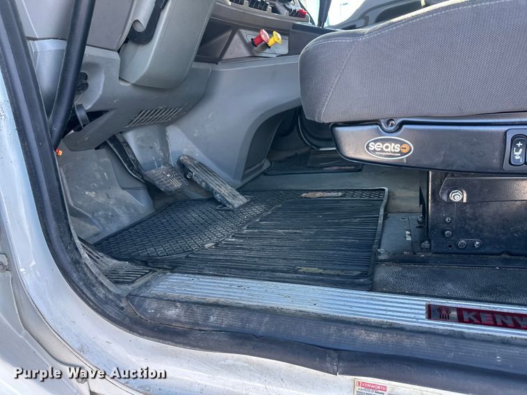 image for item FK1576 2016 Kenworth T880 semi truck