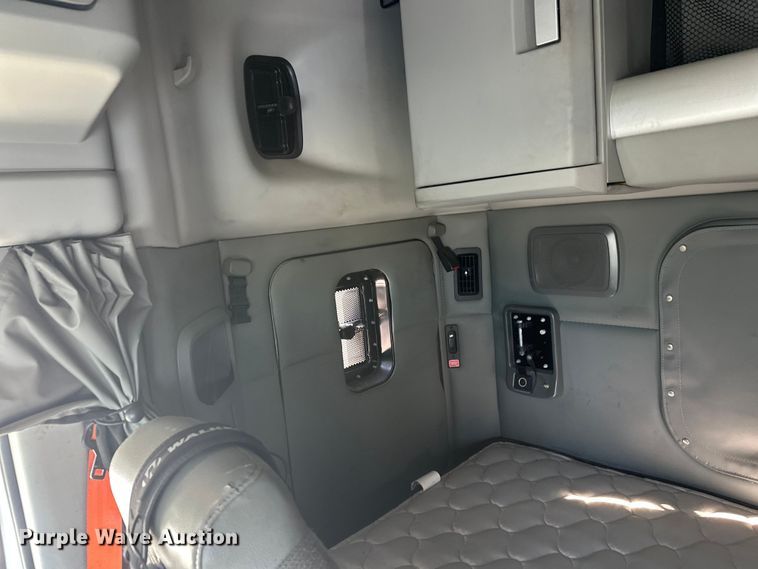 image for item FK1576 2016 Kenworth T880 semi truck