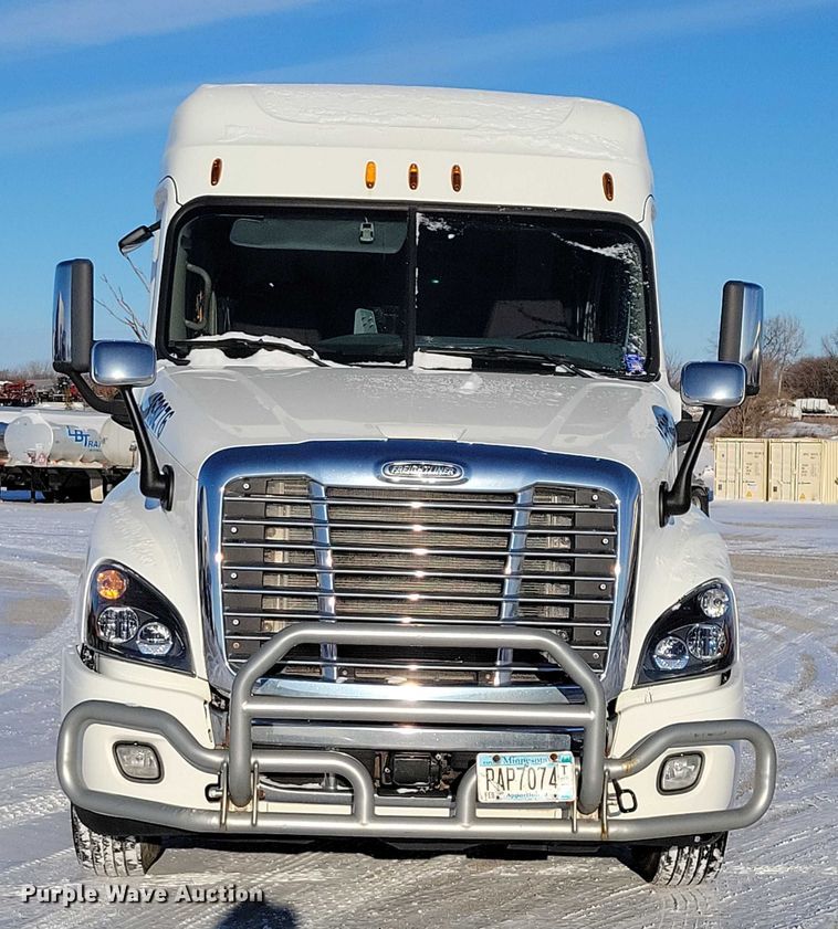 image for item NO9926 2015 Freightliner Cascadia semi truck