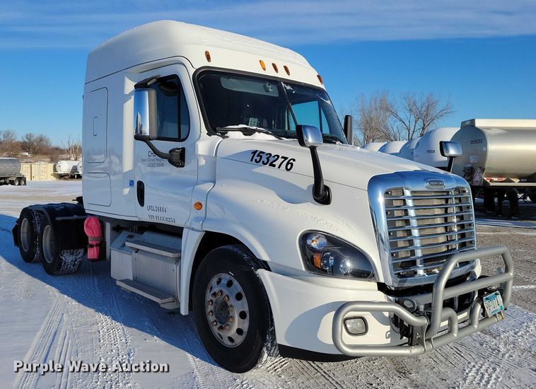 image for item NO9926 2015 Freightliner Cascadia semi truck