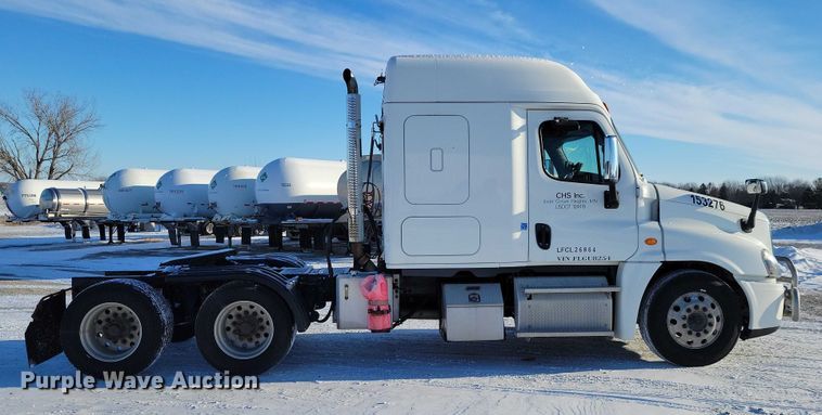 image for item NO9926 2015 Freightliner Cascadia semi truck
