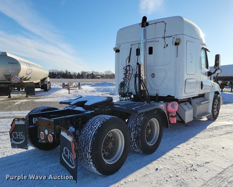 image for item NO9926 2015 Freightliner Cascadia semi truck