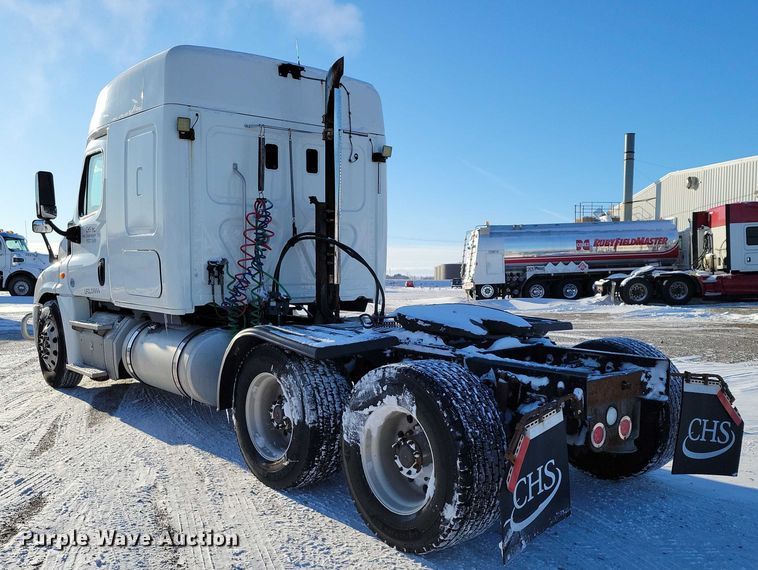 image for item NO9926 2015 Freightliner Cascadia semi truck