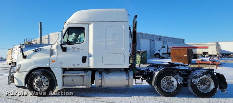 image for item NO9926 2015 Freightliner Cascadia semi truck