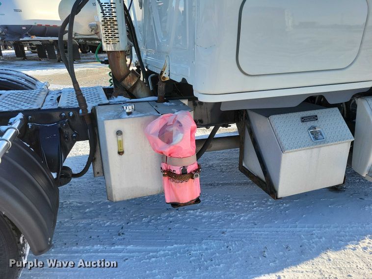 image for item NO9926 2015 Freightliner Cascadia semi truck