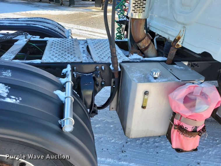 image for item NO9926 2015 Freightliner Cascadia semi truck