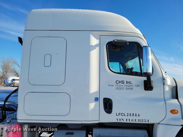 image for item NO9926 2015 Freightliner Cascadia semi truck