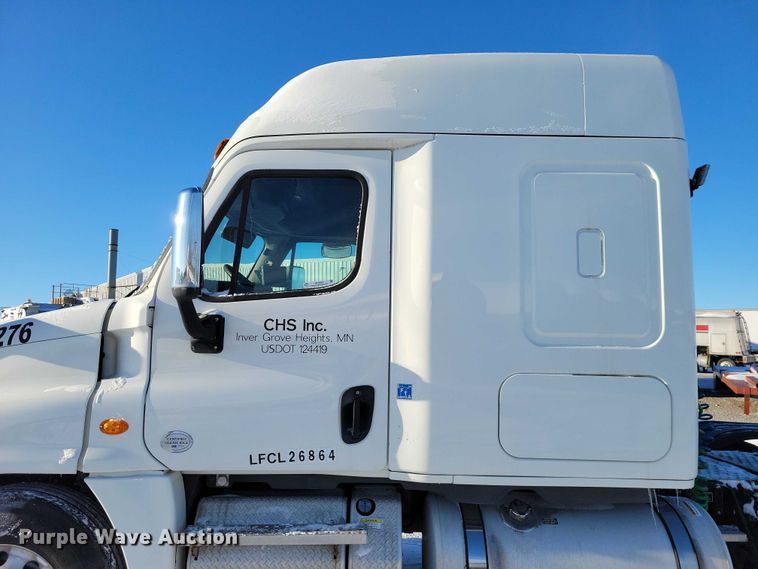 image for item NO9926 2015 Freightliner Cascadia semi truck
