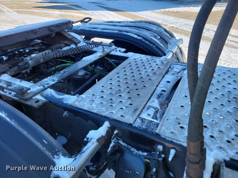 image for item NO9926 2015 Freightliner Cascadia semi truck