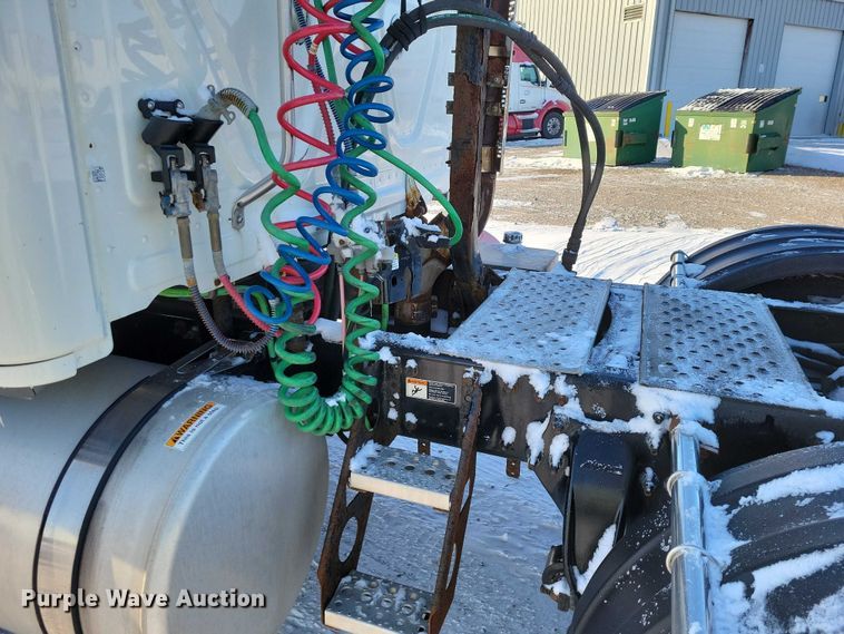 image for item NO9926 2015 Freightliner Cascadia semi truck