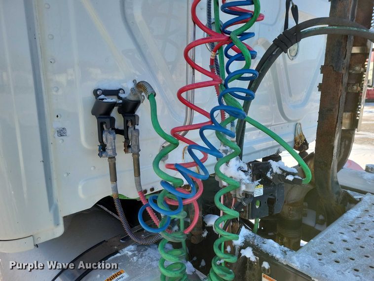 image for item NO9926 2015 Freightliner Cascadia semi truck