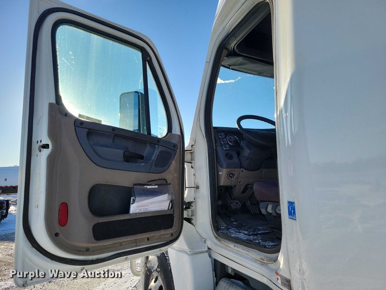 image for item NO9926 2015 Freightliner Cascadia semi truck