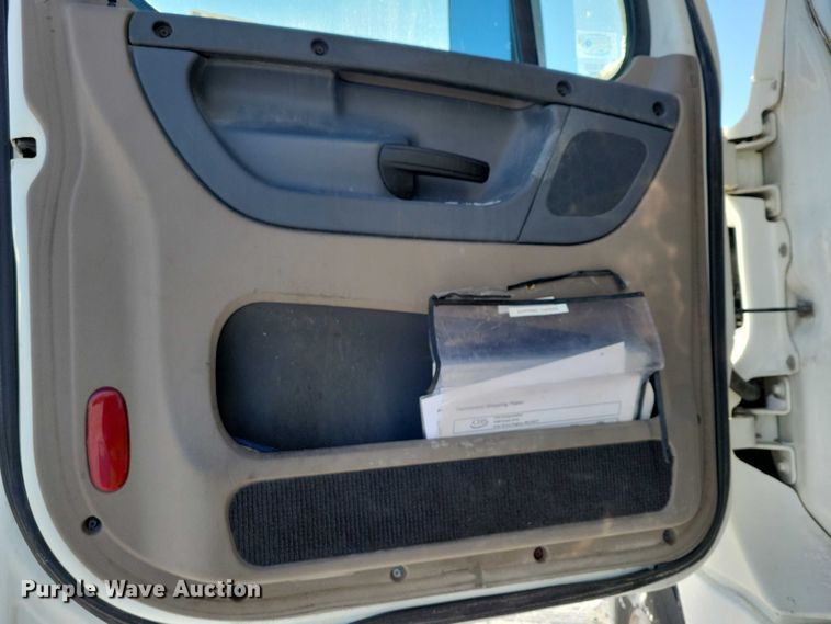 image for item NO9926 2015 Freightliner Cascadia semi truck