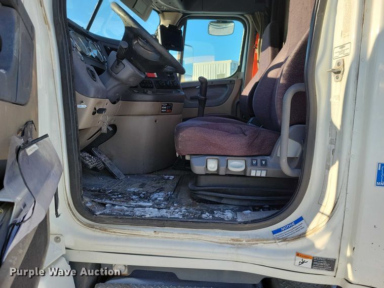 image for item NO9926 2015 Freightliner Cascadia semi truck