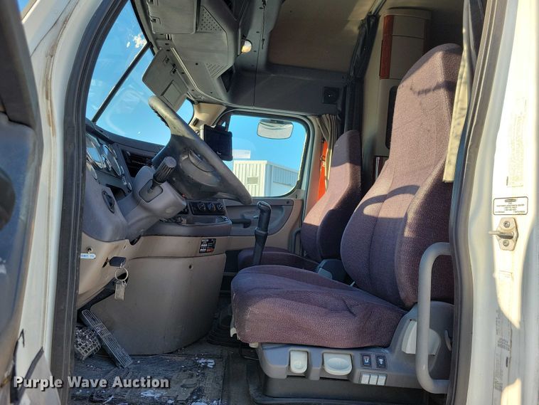 image for item NO9926 2015 Freightliner Cascadia semi truck