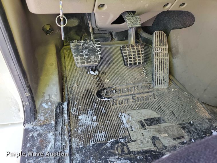 image for item NO9926 2015 Freightliner Cascadia semi truck