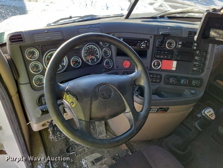 image for item NO9926 2015 Freightliner Cascadia semi truck