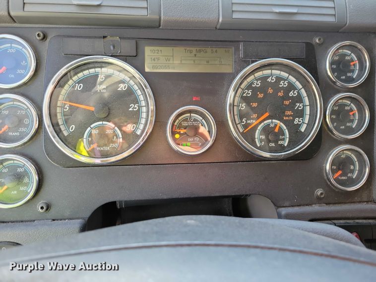 image for item NO9926 2015 Freightliner Cascadia semi truck