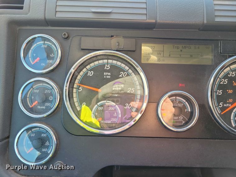 image for item NO9926 2015 Freightliner Cascadia semi truck