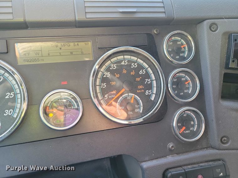 image for item NO9926 2015 Freightliner Cascadia semi truck