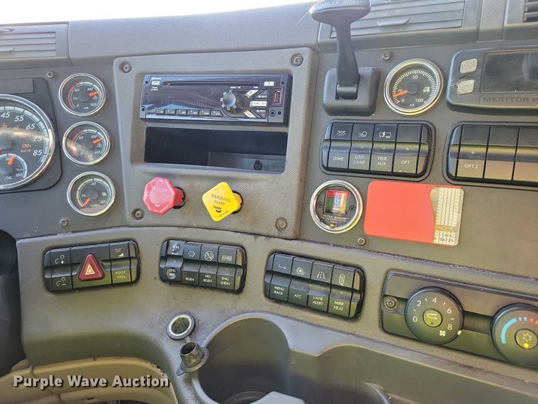 image for item NO9926 2015 Freightliner Cascadia semi truck