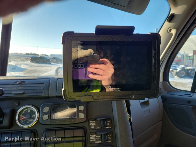 image for item NO9926 2015 Freightliner Cascadia semi truck