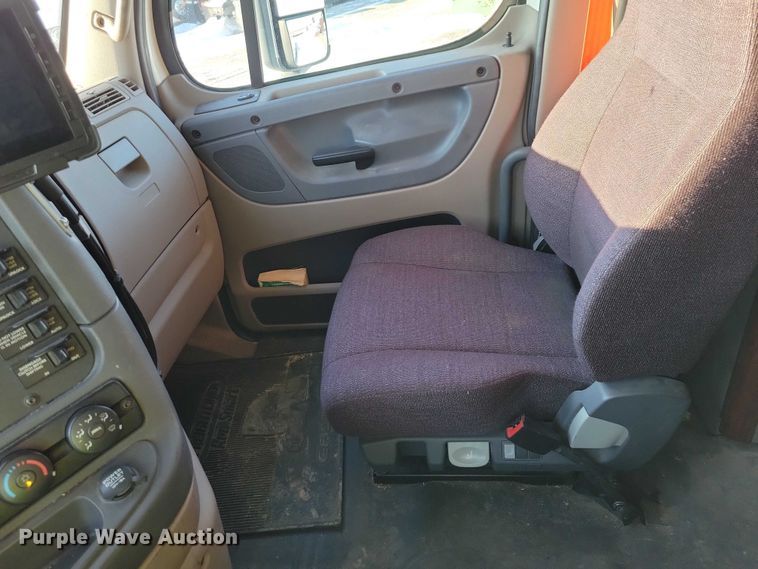 image for item NO9926 2015 Freightliner Cascadia semi truck