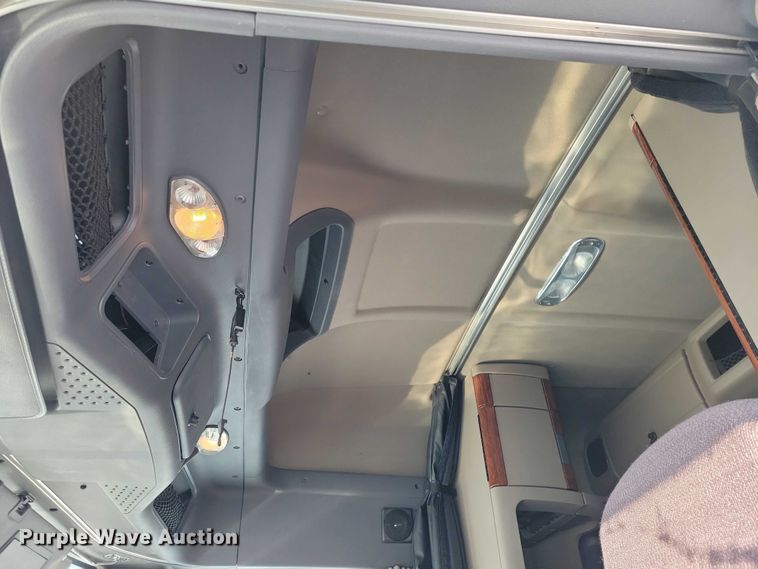 image for item NO9926 2015 Freightliner Cascadia semi truck