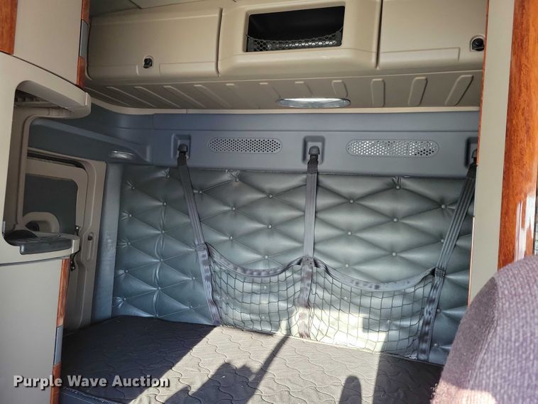 image for item NO9926 2015 Freightliner Cascadia semi truck