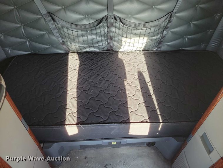 image for item NO9926 2015 Freightliner Cascadia semi truck