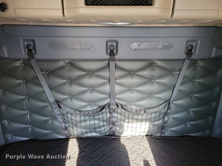 image for item NO9926 2015 Freightliner Cascadia semi truck