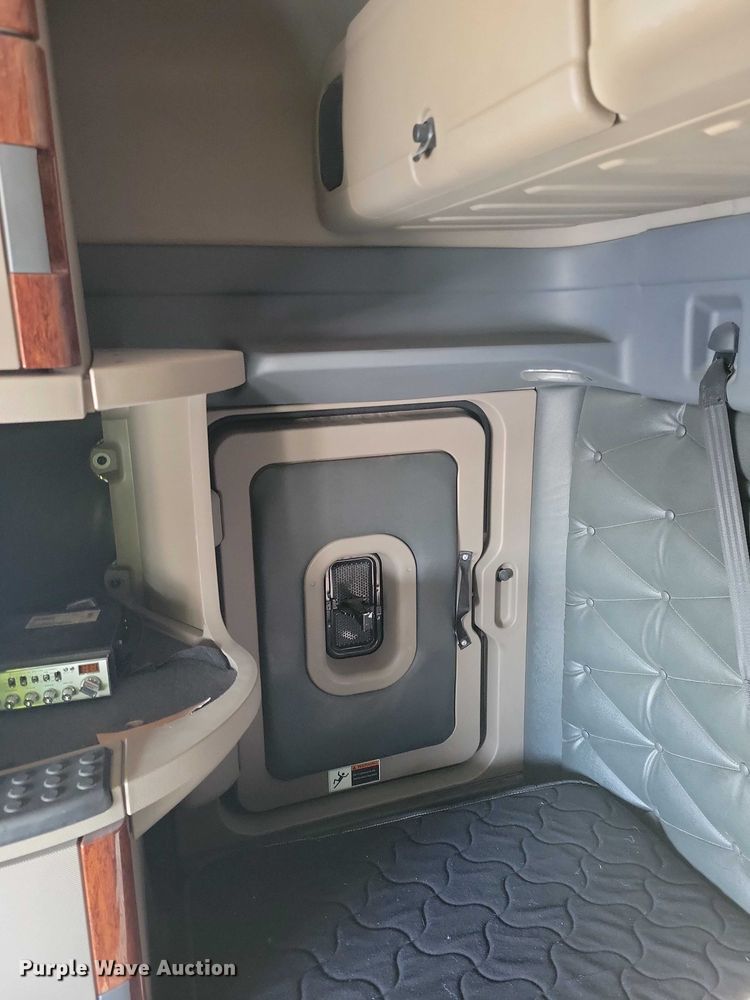 image for item NO9926 2015 Freightliner Cascadia semi truck