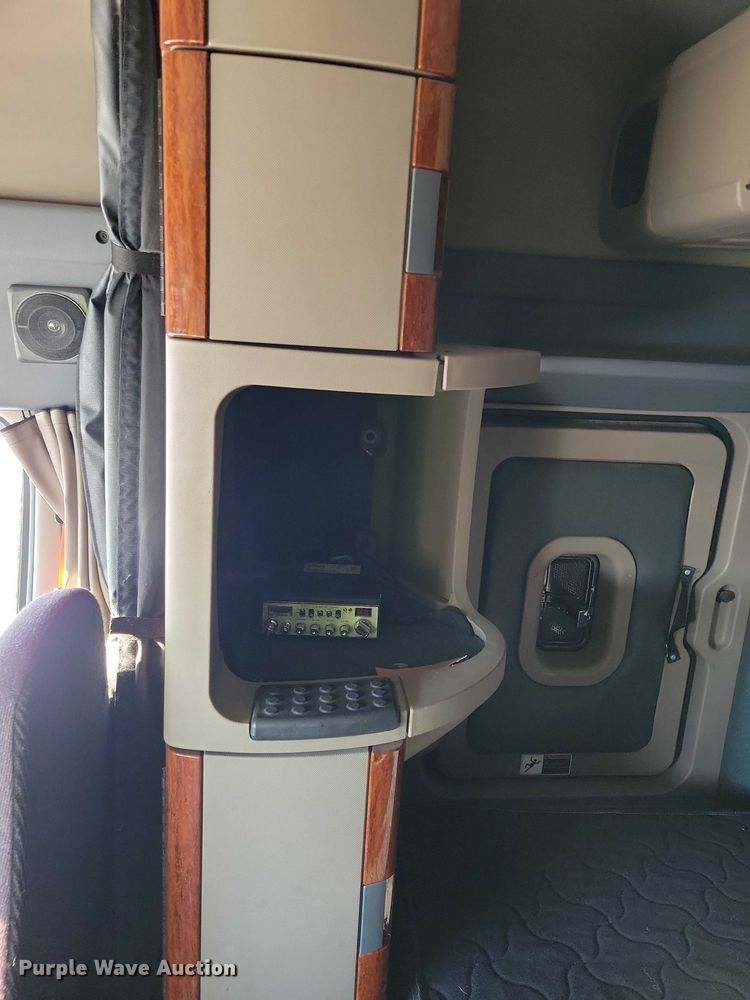 image for item NO9926 2015 Freightliner Cascadia semi truck