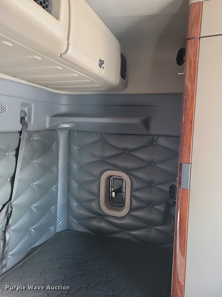 image for item NO9926 2015 Freightliner Cascadia semi truck