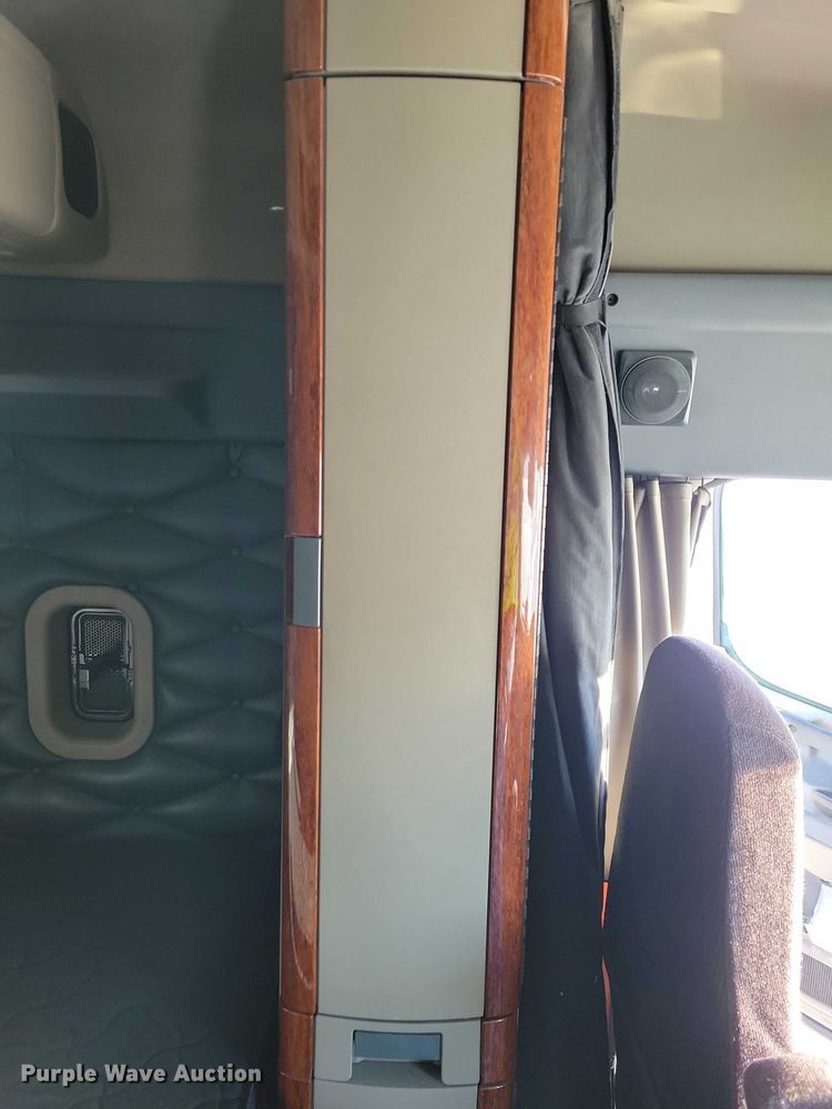 image for item NO9926 2015 Freightliner Cascadia semi truck