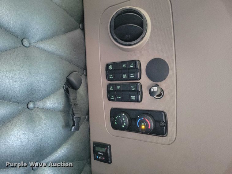 image for item NO9926 2015 Freightliner Cascadia semi truck