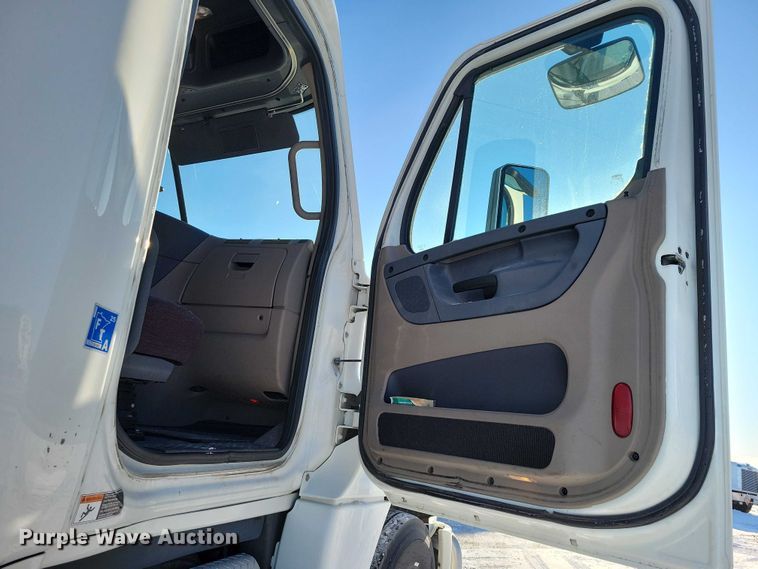 image for item NO9926 2015 Freightliner Cascadia semi truck