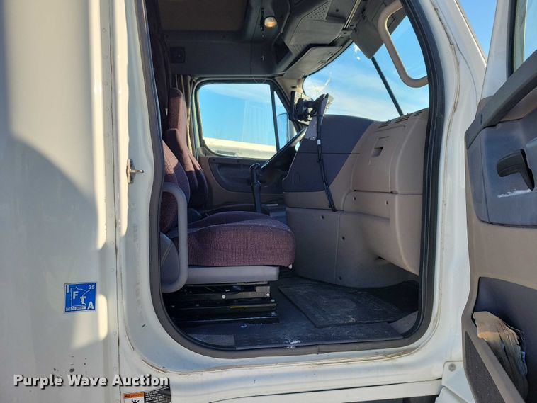 image for item NO9926 2015 Freightliner Cascadia semi truck