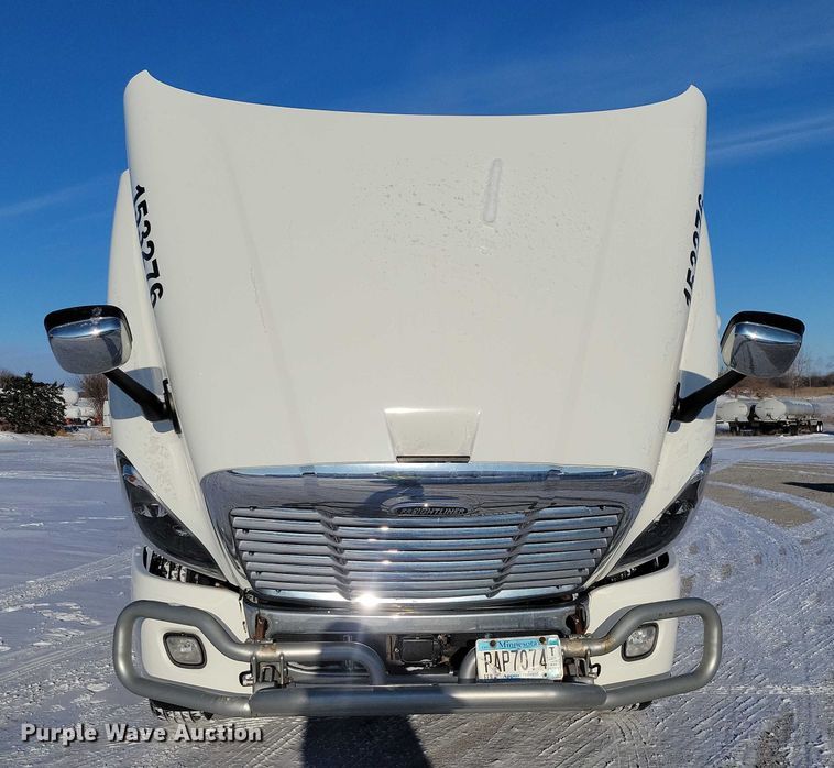 image for item NO9926 2015 Freightliner Cascadia semi truck