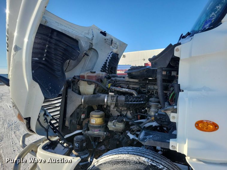 image for item NO9926 2015 Freightliner Cascadia semi truck